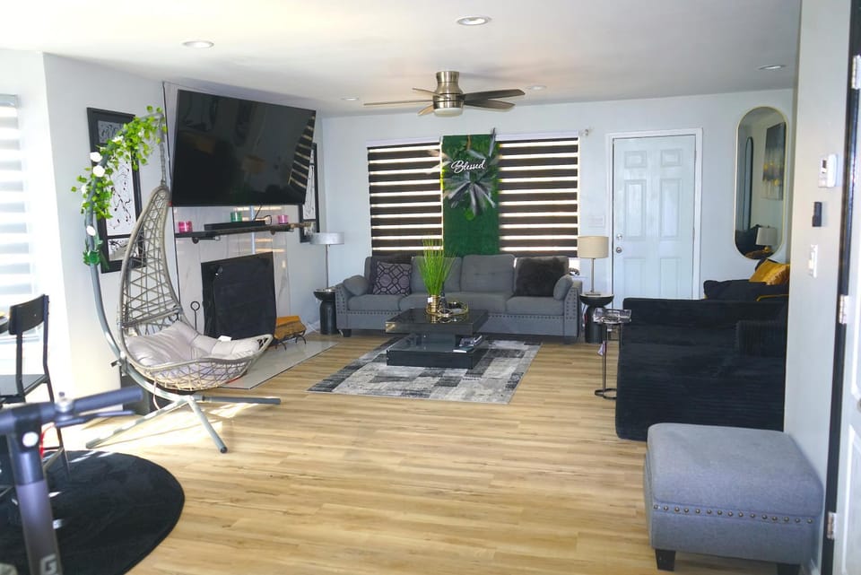 TV and multimedia, Living room, Seating area, fireplace