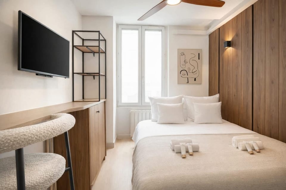 Bed, TV and multimedia, Photo of the whole room, Bedroom, wardrobe, washing machine