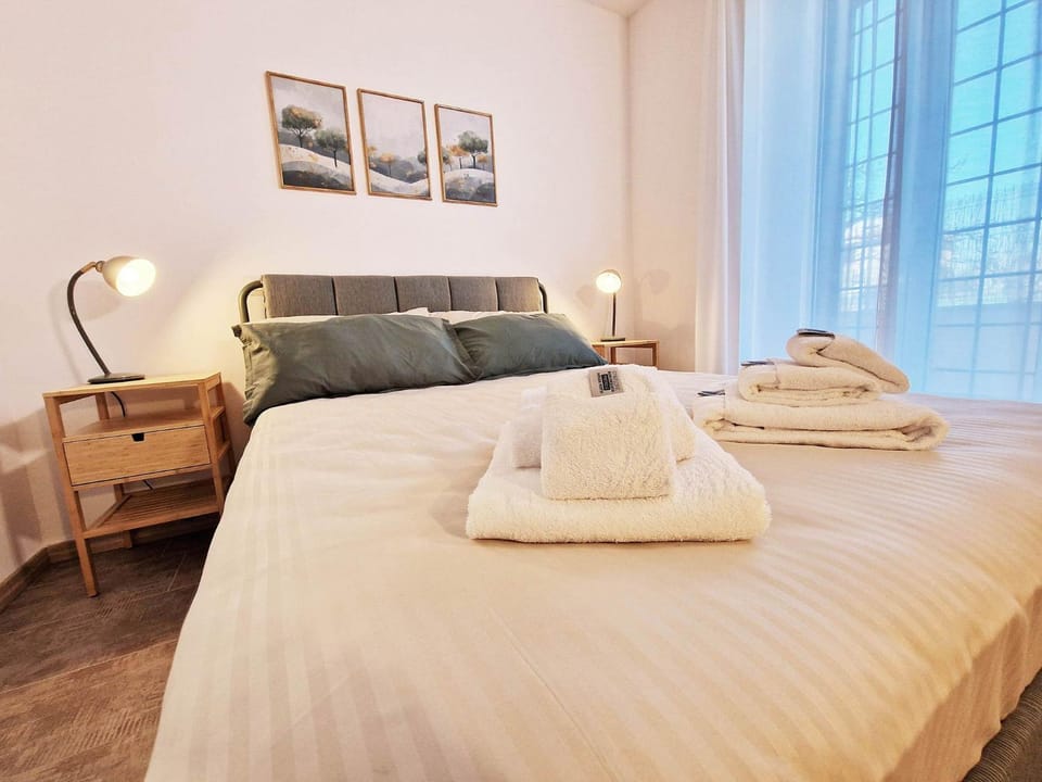 Bedroom, towels