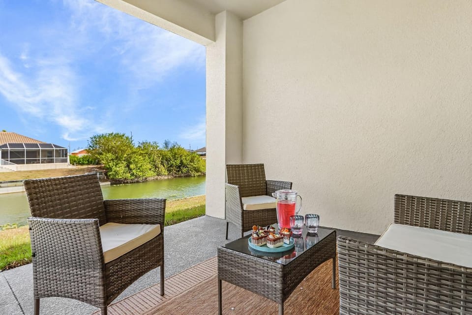 Waterfront Fun, Fishing & Hot Tub Retreat for Families and Friends - Blue Heron Cottage - Roelens House in Cape Coral