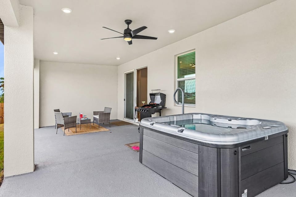 Waterfront Fun, Fishing & Hot Tub Retreat for Families and Friends - Blue Heron Cottage - Roelens House in Cape Coral