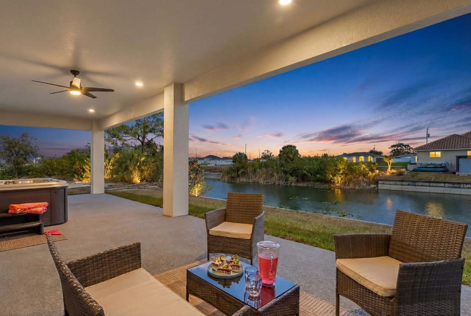 Waterfront Fun, Fishing & Hot Tub Retreat for Families and Friends - Blue Heron Cottage - Roelens House in Cape Coral