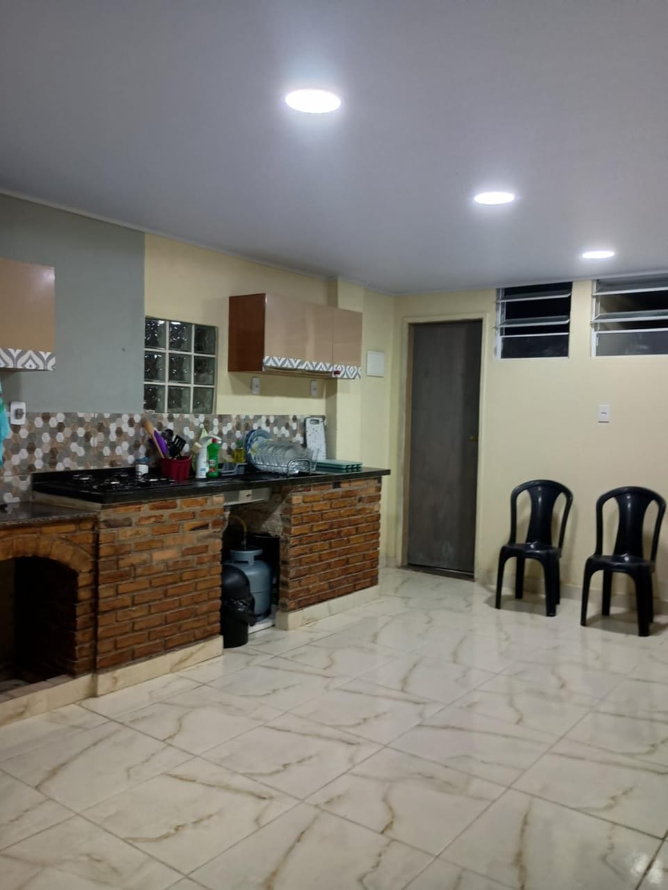Kitchen or kitchenette, Dining area, stove