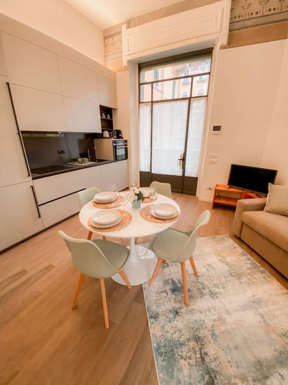 TV and multimedia, Kitchen or kitchenette, Living room, Seating area, Dining area
