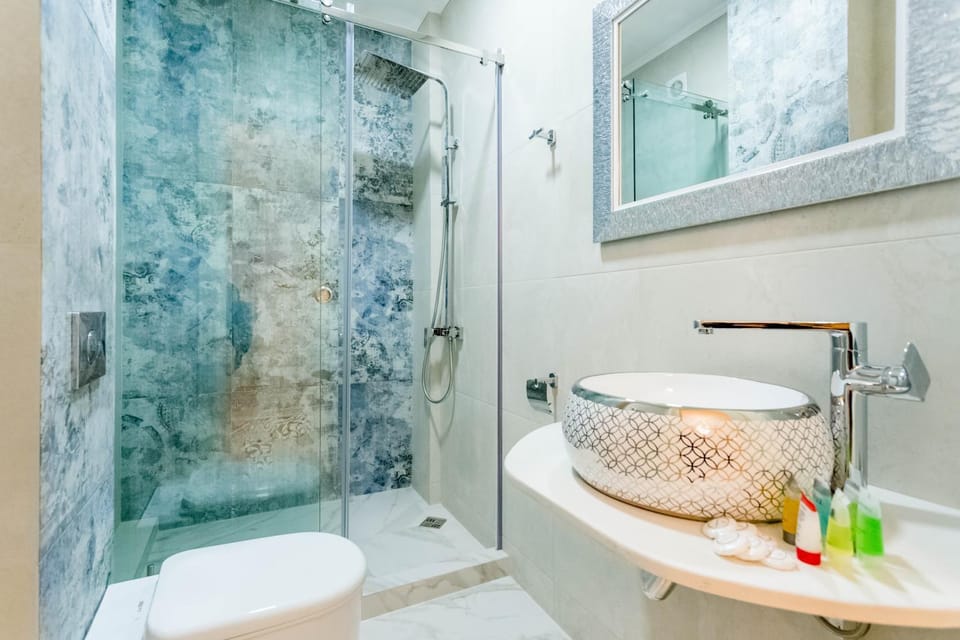 Shower, Toilet, Bathroom, towels