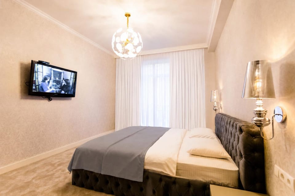 Bed, TV and multimedia, Living room, Photo of the whole room, Seating area, Bedroom
