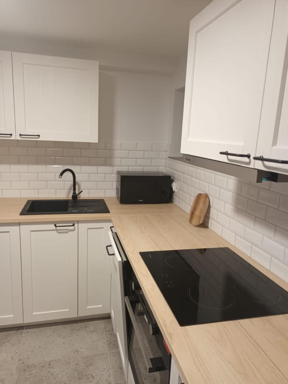 Kitchen or kitchenette, dishwasher, stove