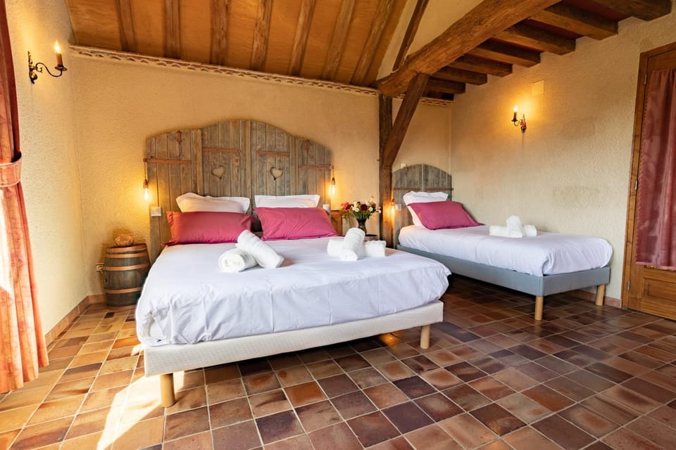 Bed, Bedroom, towels
