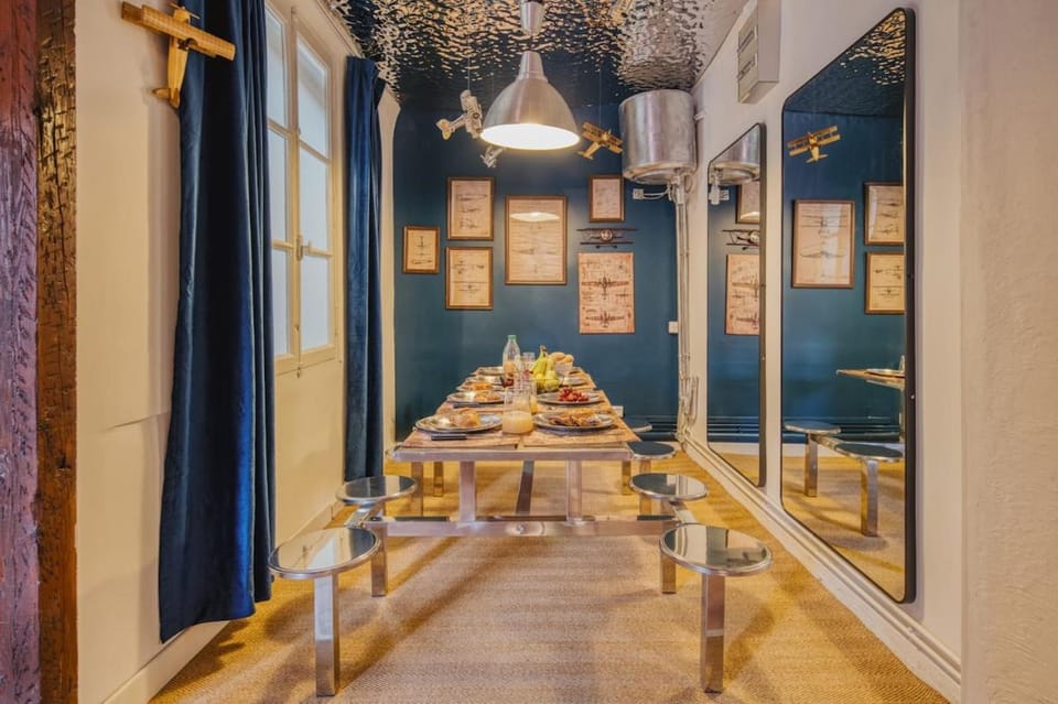 Living room, Food and drinks, Seating area, Food