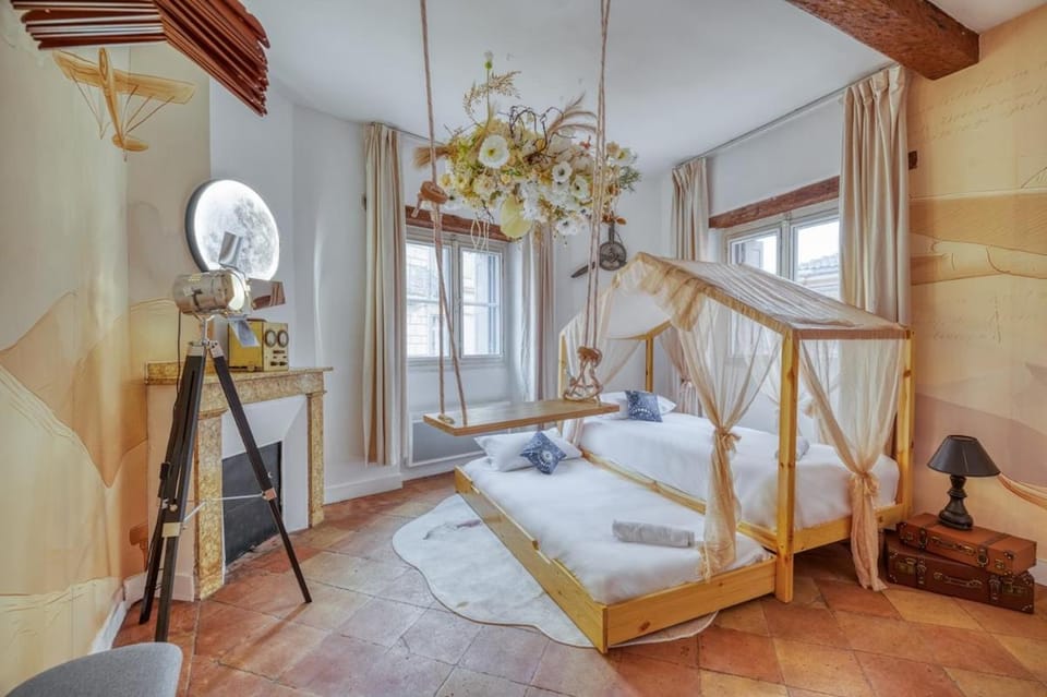 Bed, Photo of the whole room, Bedroom, fireplace, towels