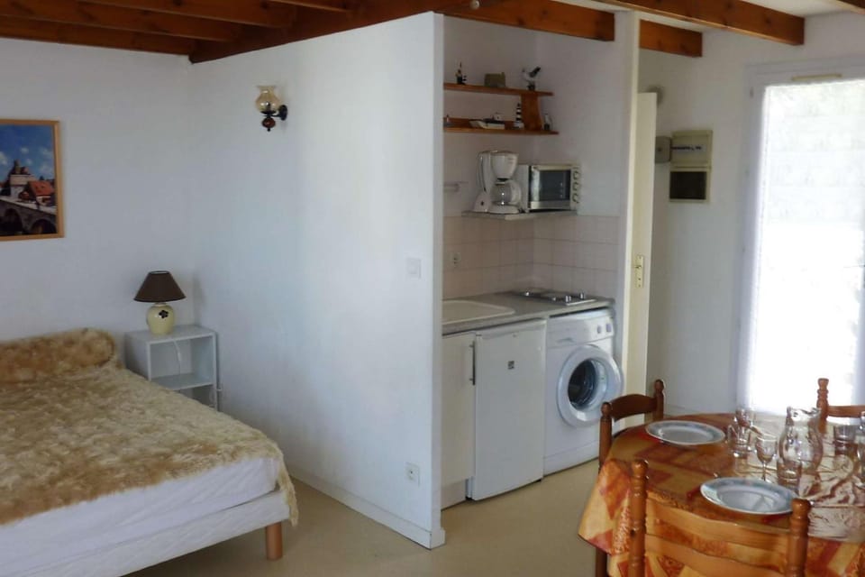 Kitchen or kitchenette, Dining area, Bedroom, stove, washing machine
