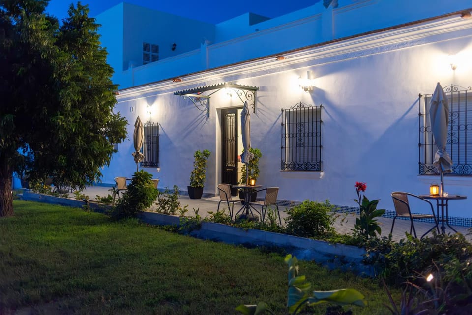Property building, Facade/entrance, Garden, Garden view