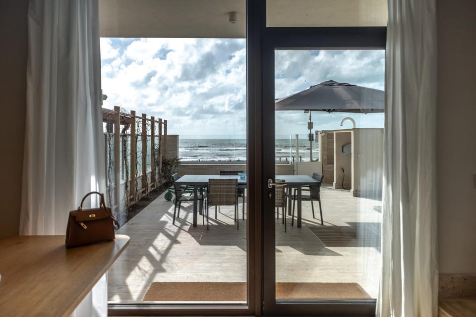 Property building, Patio, Kitchen or kitchenette, Living room, Dining area, Sea view, Sea view, kitchen