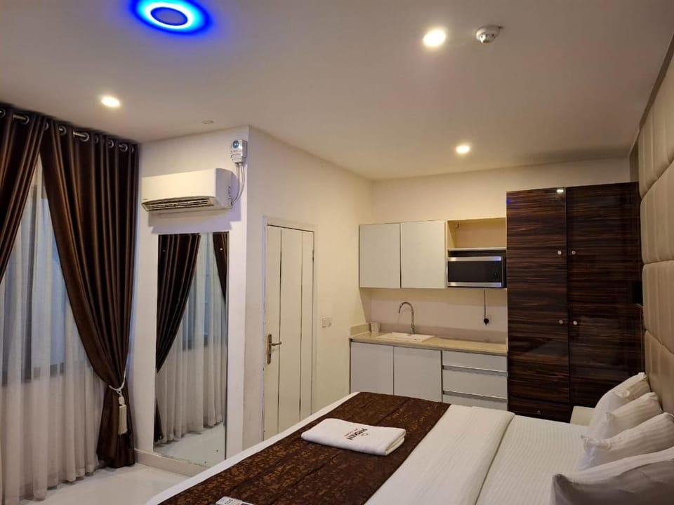 Bed, Kitchen or kitchenette, Photo of the whole room, Bedroom, oven, wardrobe