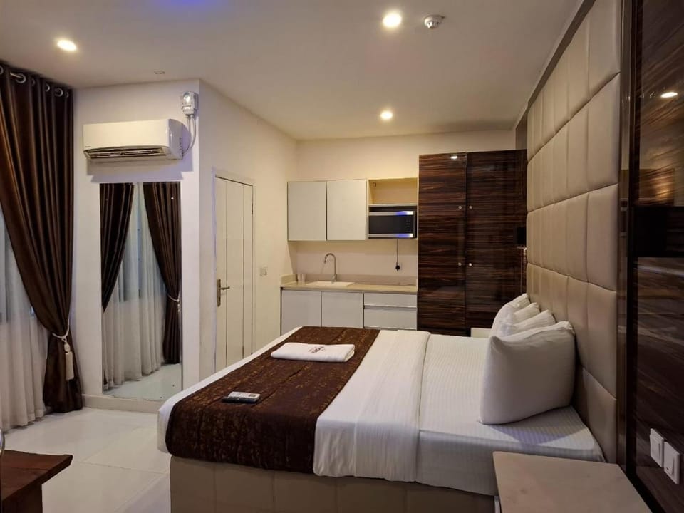 Kitchen or kitchenette, Bedroom, microwave, air conditioner