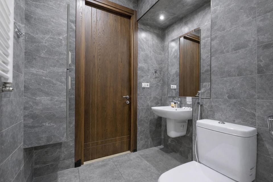 Toilet, bidet