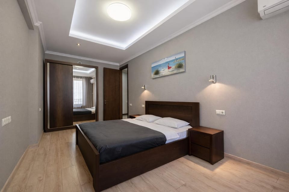 Photo of the whole room, Bedroom
