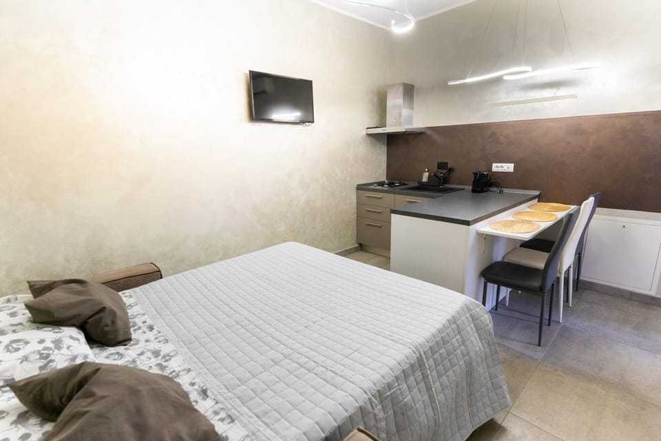 Bed, Kitchen or kitchenette, Dining area