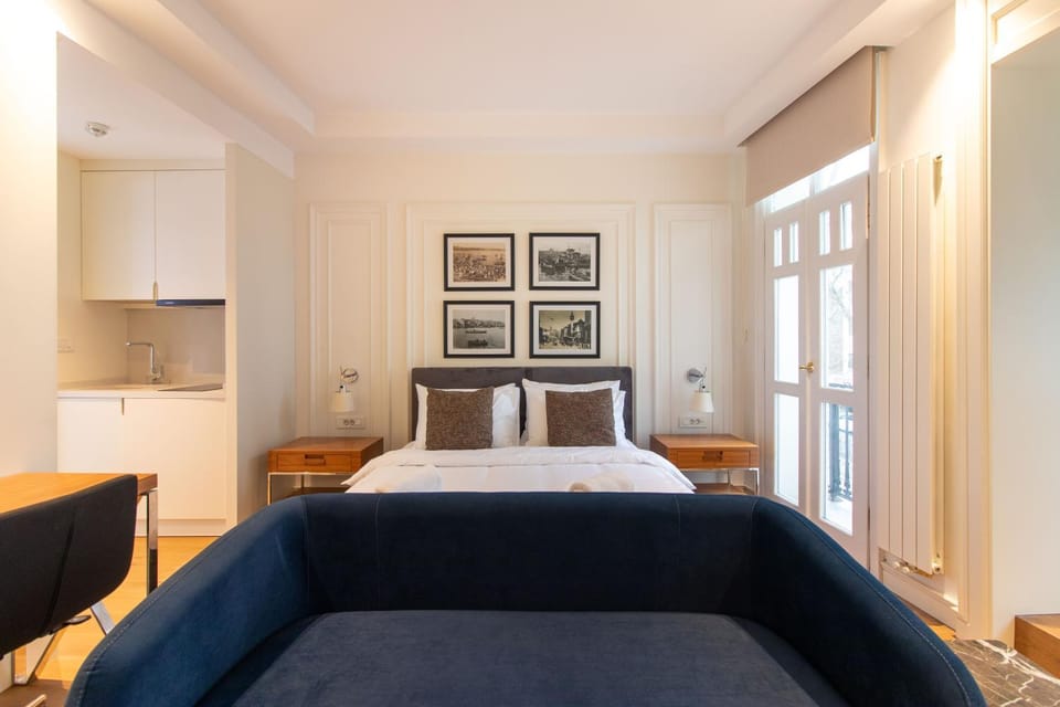 Bed, Photo of the whole room, Seating area, Bedroom