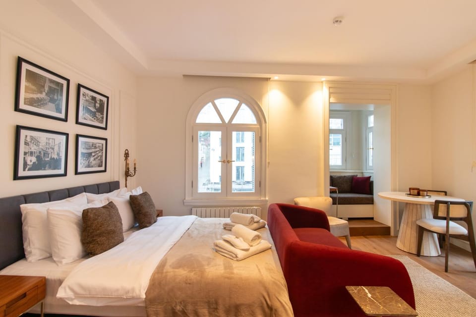 Bed, Photo of the whole room, Seating area, Bedroom, towels