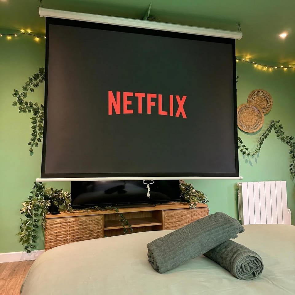 Bed, TV and multimedia, Photo of the whole room, Bedroom, Text overlay, towels