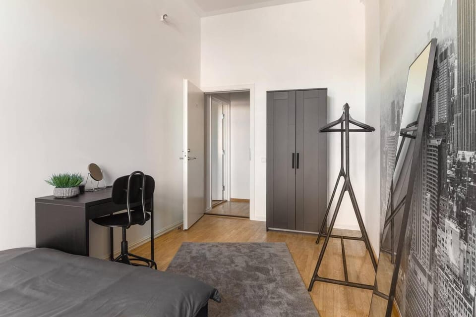 Bed, Seating area, Bedroom