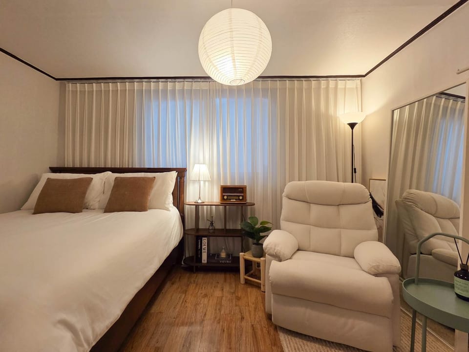 Bed, Seating area, Bedroom