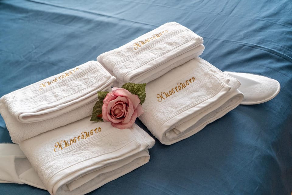 Bed, towels