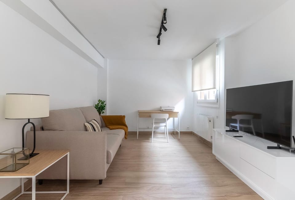 TV and multimedia, Living room, Seating area, Evening entertainment