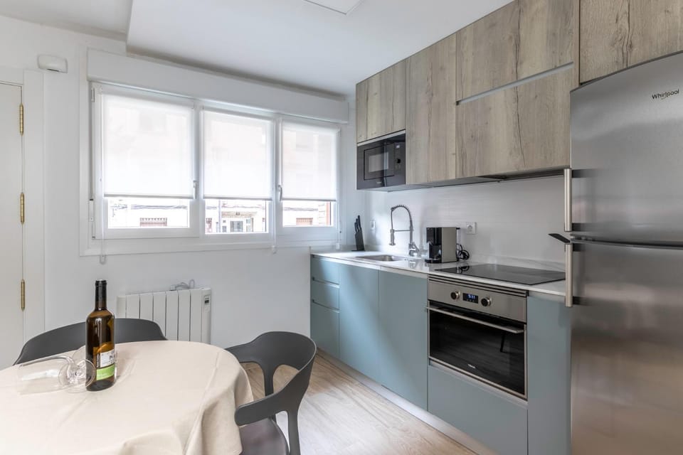 Kitchen or kitchenette, Dining area, dishwasher, oven, pet friendly, stove