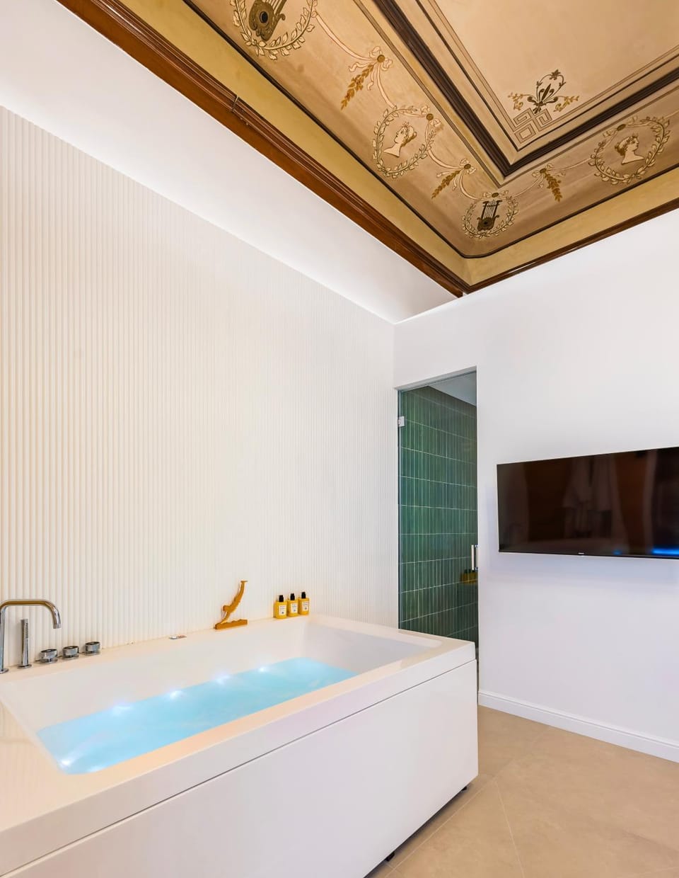 Shower, Hot Tub, Hot Tub, TV and multimedia