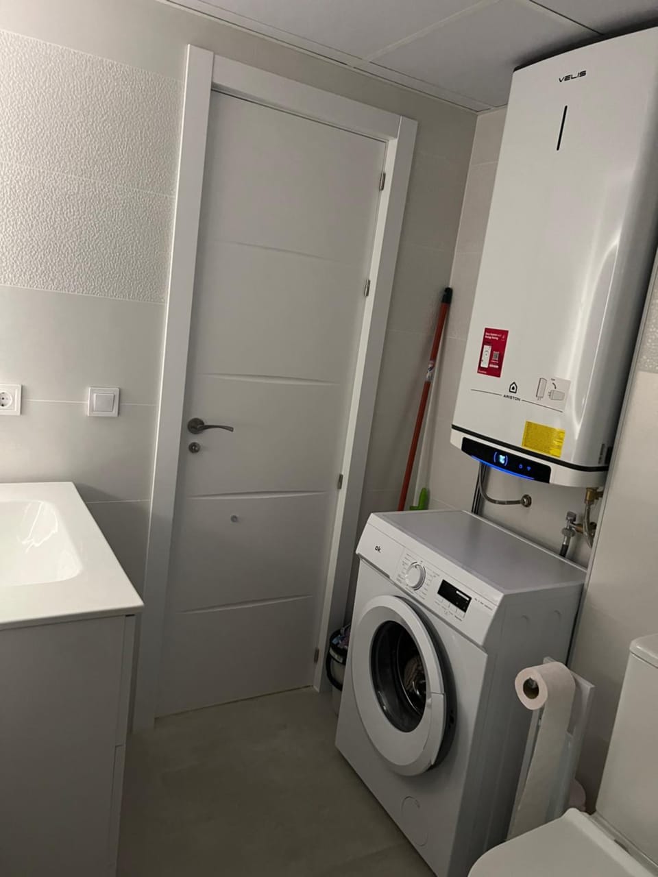 Bathroom, washing machine