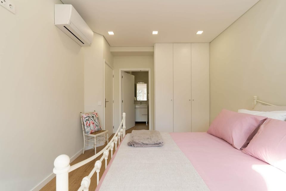 Bed, Bedroom, wardrobe, air conditioner