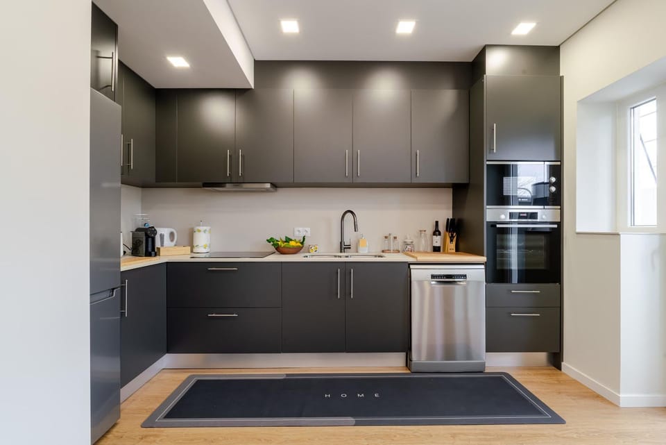 Coffee/tea facilities, Kitchen or kitchenette, dishwasher, oven, stove, toaster
