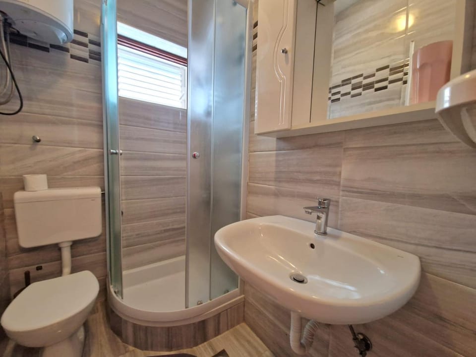 Shower, Toilet
