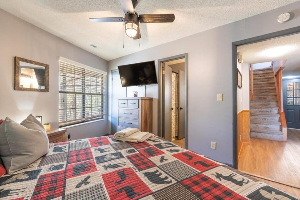 Gatlinburg Cabin Hot Tub, Fire Pit & Smoky Mountain Views Cabin in Pittman Center