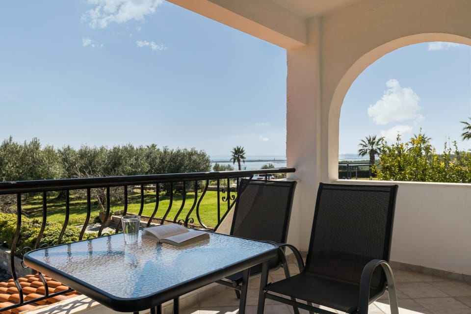 Patio, Day, Natural landscape, View (from property/room), Balcony/Terrace, Seating area, Dining area, Sea view