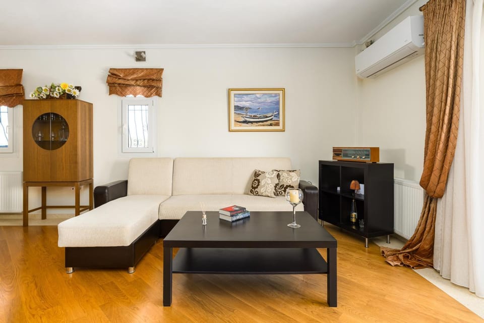 TV and multimedia, Living room, Photo of the whole room, Seating area, air conditioner