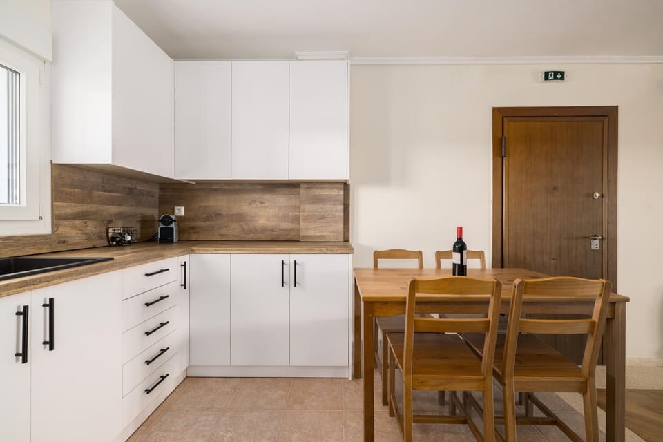 Kitchen or kitchenette, Dining area, stove