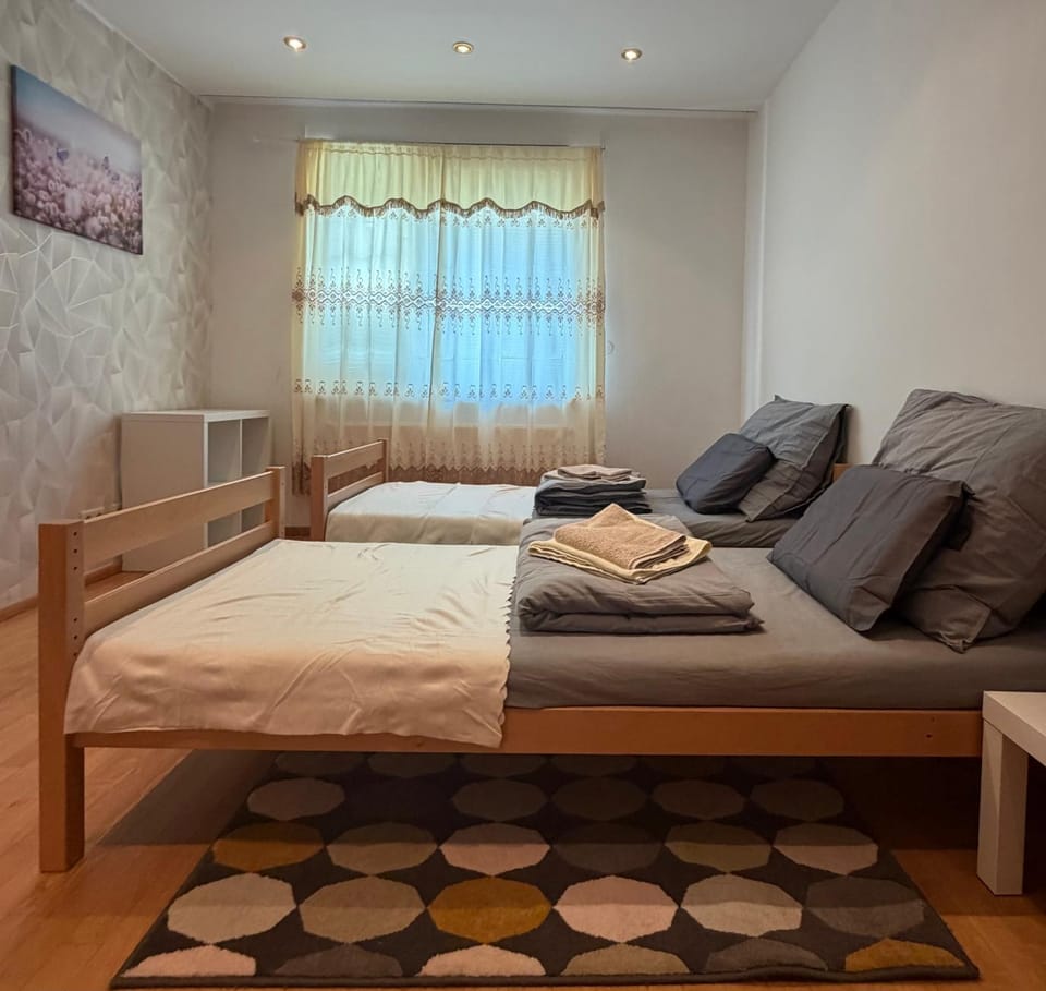 Bed, Bedroom, towels