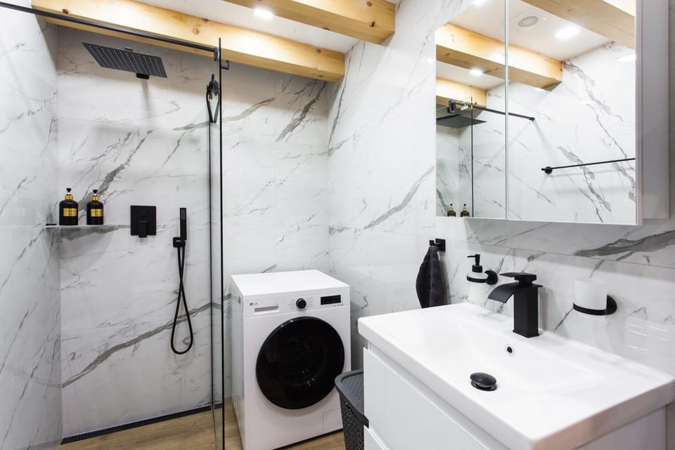 Shower, Toilet, Bathroom, heating, towels, washing machine
