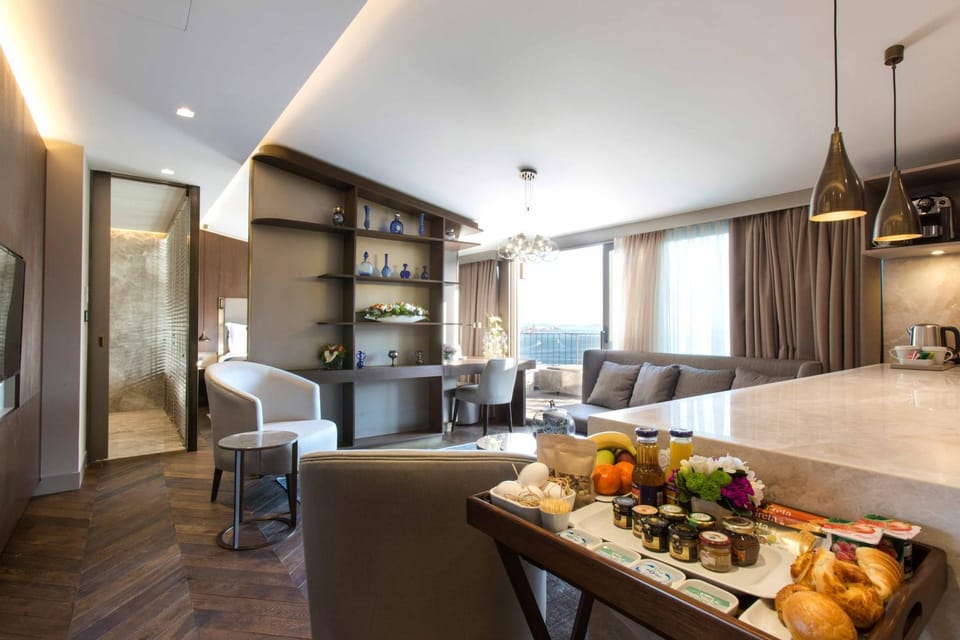 TV and multimedia, Coffee/tea facilities, Balcony/Terrace, Kitchen or kitchenette, Living room, Seating area, Dining area