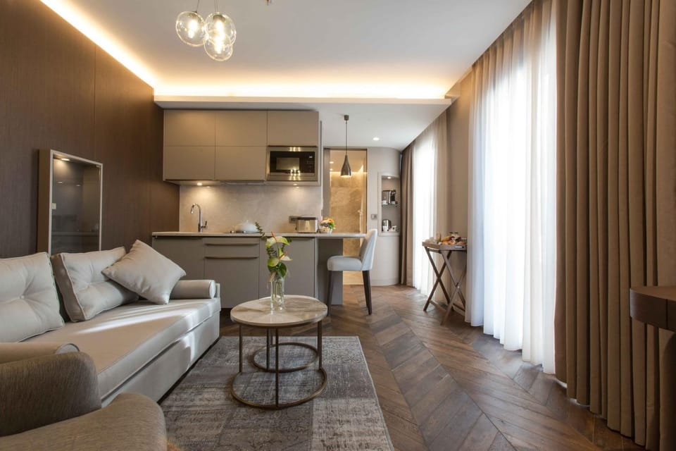 TV and multimedia, Coffee/tea facilities, Kitchen or kitchenette, Living room, Seating area, Dining area