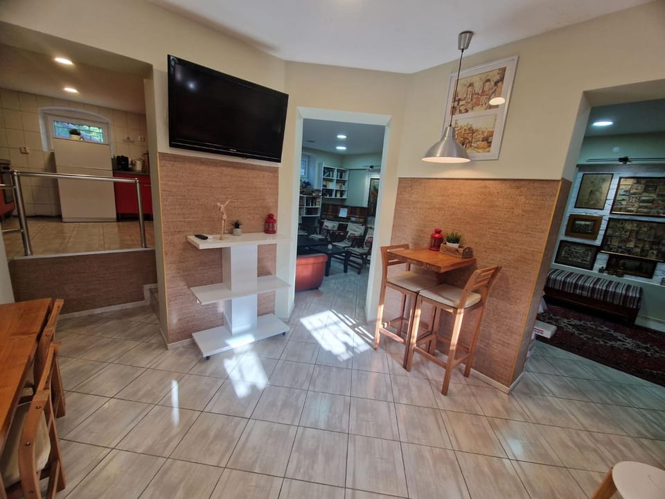 TV and multimedia, Kitchen or kitchenette, Living room, Seating area, Dining area, oven