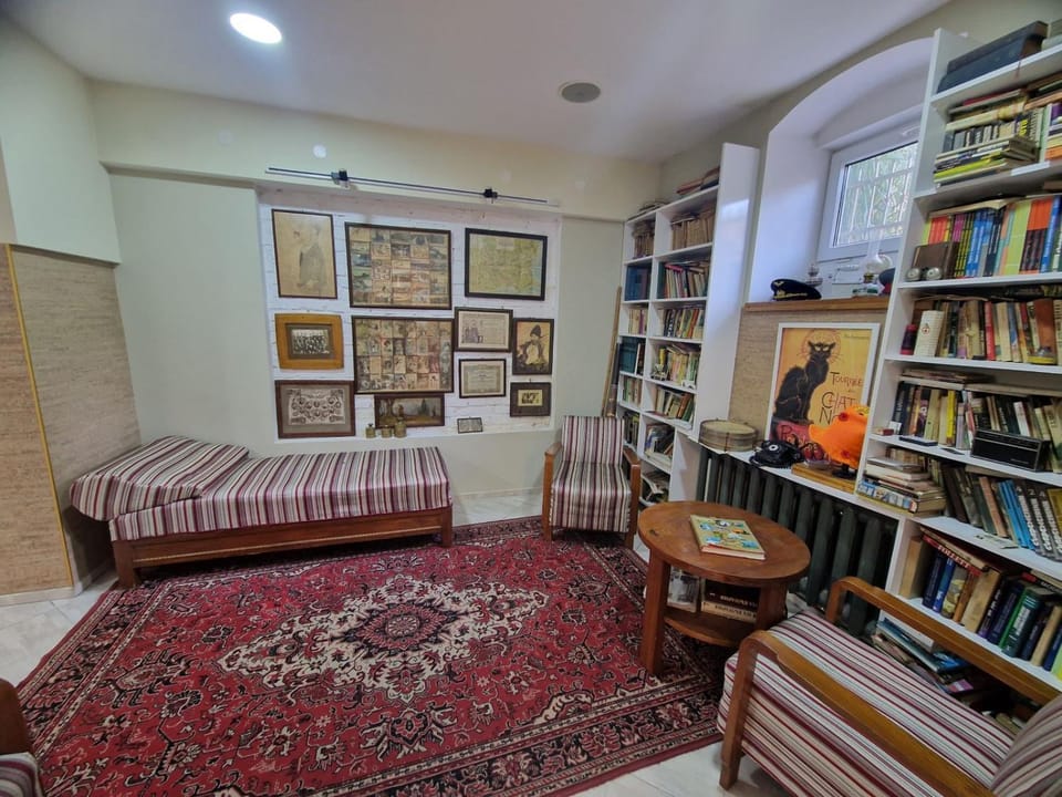 Library, Living room, Seating area