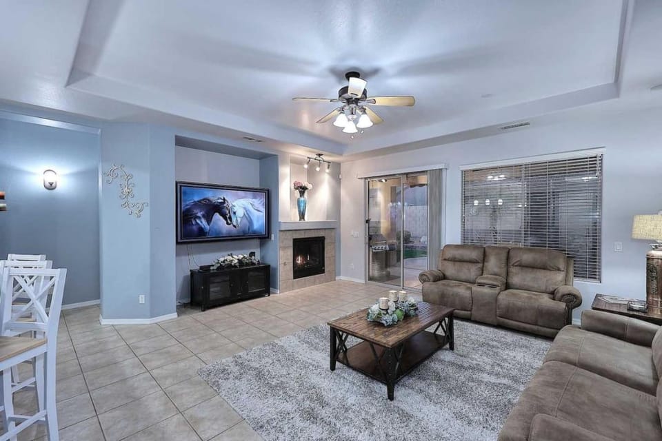 Desert Escape with Private Pool and Jet Tub, 3BR Home House in New River