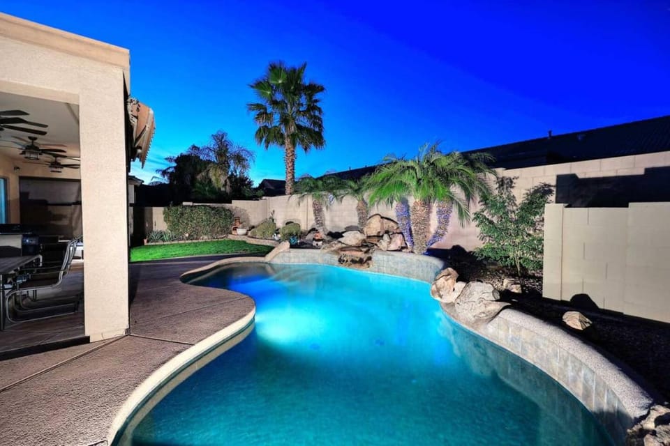 Desert Escape with Private Pool and Jet Tub, 3BR Home House in New River