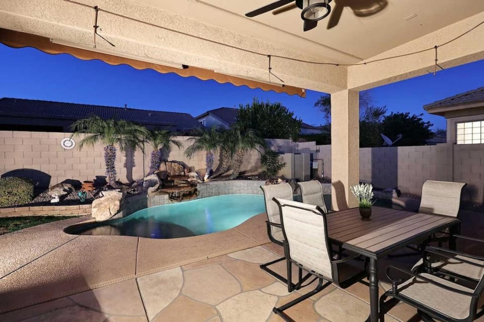 Desert Escape with Private Pool and Jet Tub, 3BR Home House in New River