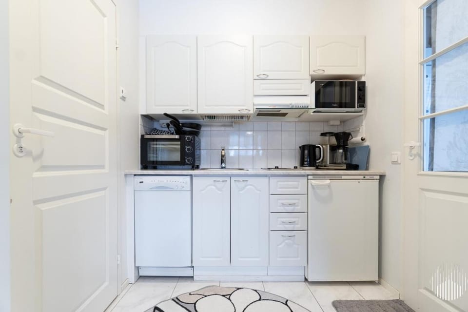 Coffee/tea facilities, Kitchen or kitchenette, dishwasher, microwave, stove