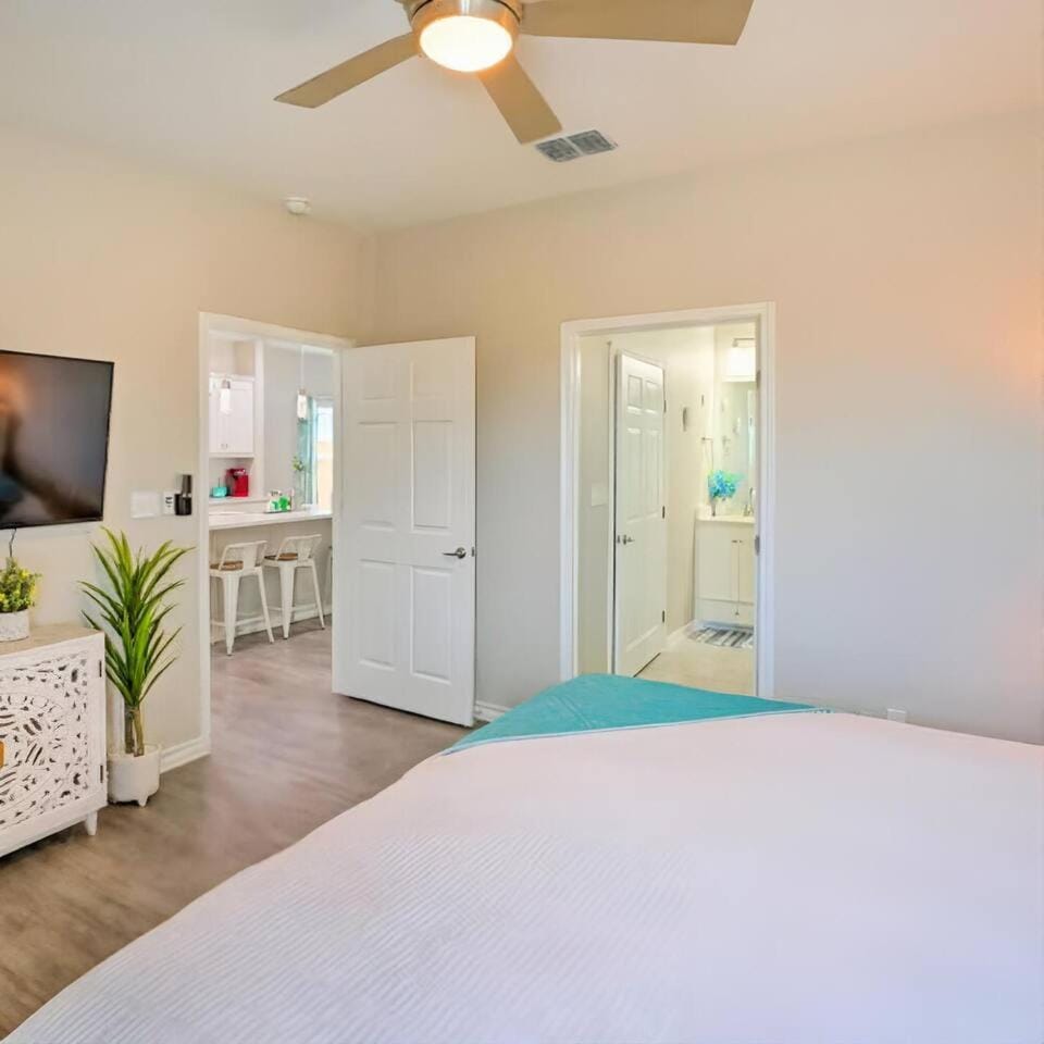 The Coastal Pearl by Howdy Holiday House in Flour Bluff